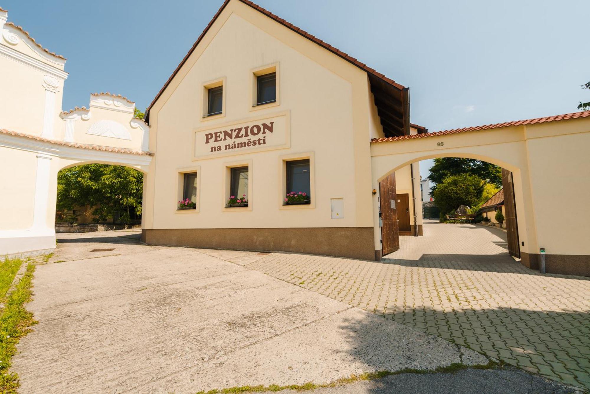 Penzion Sezemice エクステリア 写真